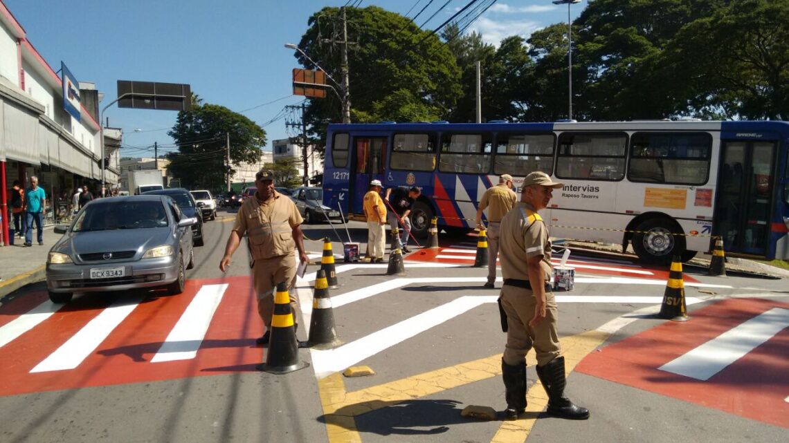 Prefeitura de Cotia revitaliza sinalização viária Prefeitura de Cotia