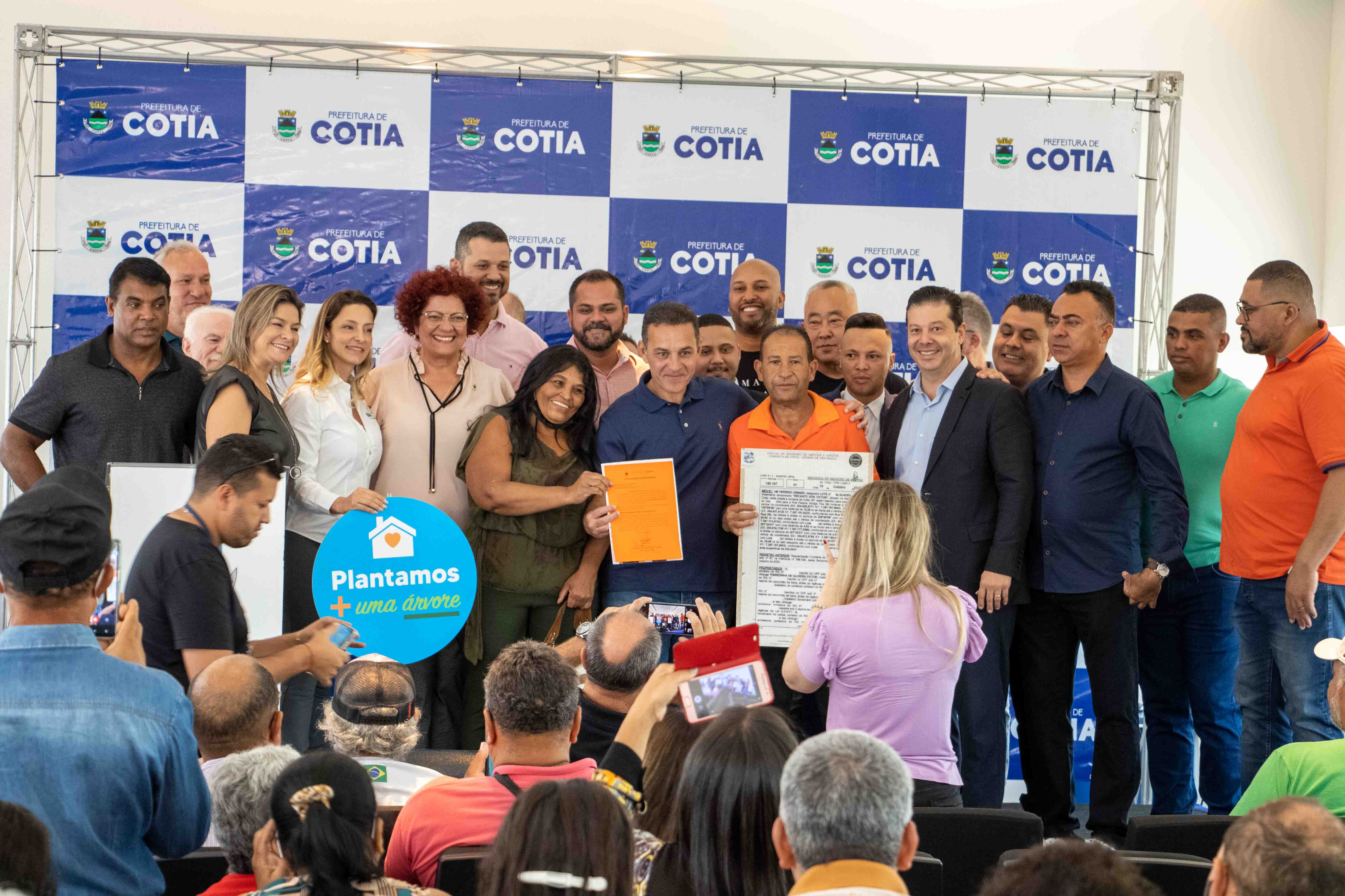 Donos de imóveis no Recanto dos Victors recebem Título de Propriedade