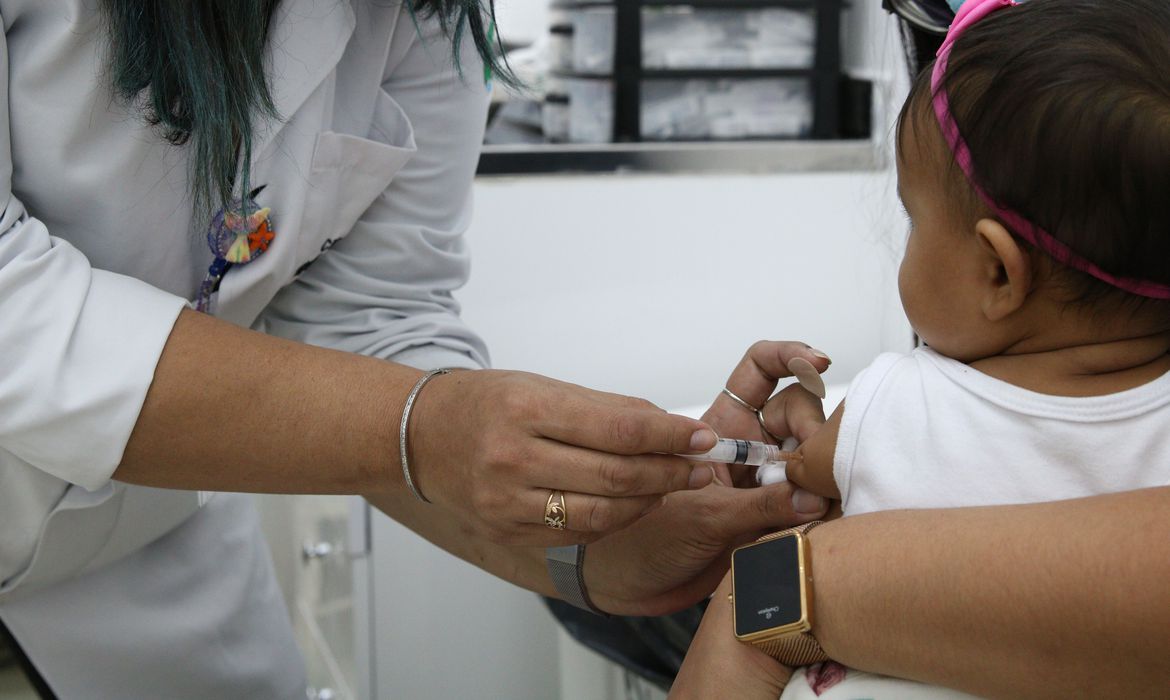 Covid-19: com baixa cobertura vacinal dos bebês, Cotia alerta sobre importância da imunização