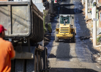 “Asfalto Novo” beneficia ruas do bairro Parque Rizzo
