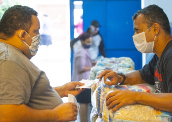 Alunos da rede municipal recebem o kit merenda do mês de maio