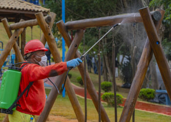 Cotia amplia Operação Desinfecção com oito caminhões pipa carregados de produto saneante