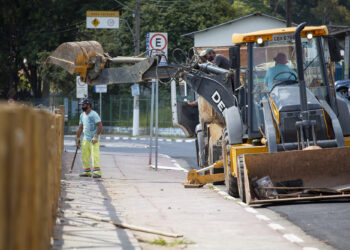 Prefeitura substitui guarda-corpo ao longo do córrego no centro de Caucaia