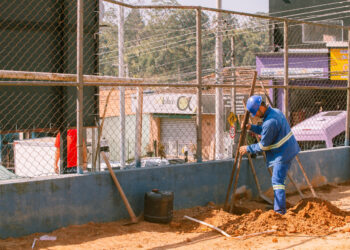 Ilumina Cotia: campo de futebol academia ao ar livre e viela ganham iluminação pública de qualidade