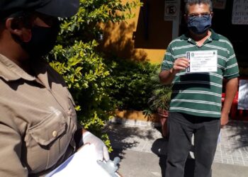 Dezenas de cartões de estacionamento de Idoso e PCD são entregues nas residências