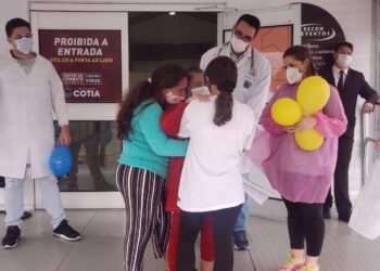 Emoção marca a saída de pacientes que venceram a Covid-19 no hospital de campanha