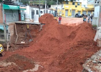 Em andamento a obra de recuperação do trecho da Rua Nelson Ranieri que cedeu por conta da forte chuva