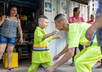 Garoto autista comemora 4 anos com homenagem aos coletores de lixo de Cotia