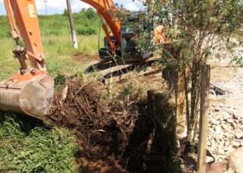 Prefeitura conserta cabeceira de ponte e faz desassoreamento no bairro da Campininha