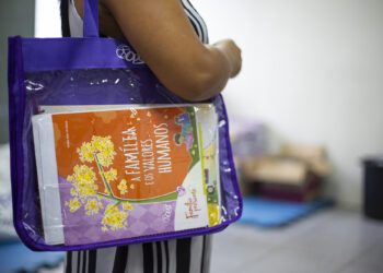 Alunos da rede municipal de Cotia recebem material pedagógico