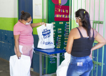 Alunos da rede municipal recebem material escolar (2º semestre)