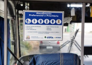 Assento preferencial no transporte coletivo ganha indicação para autistas