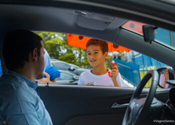 Estudantes são agentes mirins por um dia e orientam motoristas