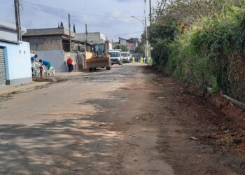 Equipes de Obras fazem força-tarefa e realizam limpeza no bairro Jd. Primavera