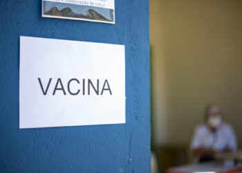 Baixa cobertura de vacinação contra a gripe entre público-alvo preocupa a Vigilância Epidemiológica