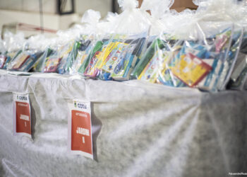 Em Cotia alunos voltam às aulas com uniforme e material escolar entregues pela Prefeitura