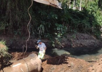 Prefeitura limpa córrego e melhora drenagem na região da Rua Pedro Vaz em Caucaia
