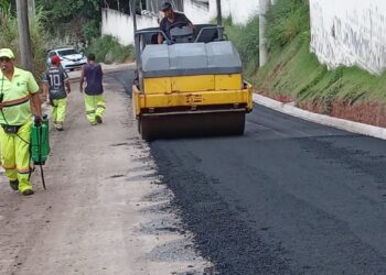 Prefeitura inicia a aplicação de asfalto na estrada da União no Colinas de Cotia