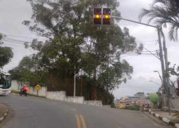 Setram de Cotia implanta semáforo em frente ao Corpo de Bombeiros