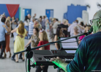 Em clima natalino terceira idade cotiana participa do último baile de 2019