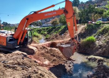 Passagem sobre o córrego ligará a rua Arara ao futuro Parque Linear do Jd. Rosemary