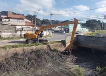 Em andamento o desassoreamento do córrego na rua do Cristo