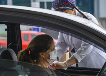 Apenas metade do público-alvo foi vacinado contra a gripe Saúde segue com imunização e realiza drive-thru no sábado