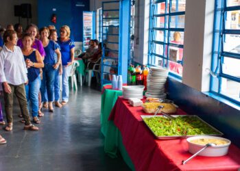 Em clima natalino, a Melhor Idade de Cotia encerrou as atividades do ano com o tradicional baile