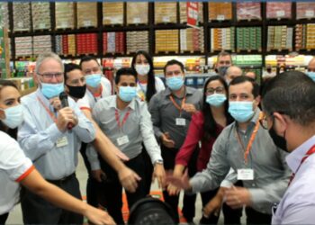 Rede atacadista e cooperativa de crédito abrem as portas em Cotia