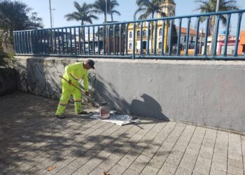 Praça da Matriz recebe serviços de limpeza, roçagem e pintura