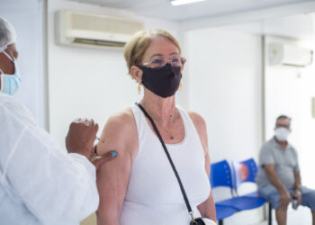 Cotia começa a aplicar vacina de reforço com dose bivalente contra a Covid em idosos 70+