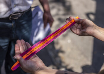 Fitas coloridas “enfeitam” a celebração dos 15 anos da Lei Maria da Penha em Cotia