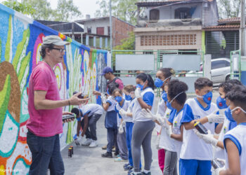Grupo de estudantes participa de oficina de grafite e muda o ambiente escolar com sua arte