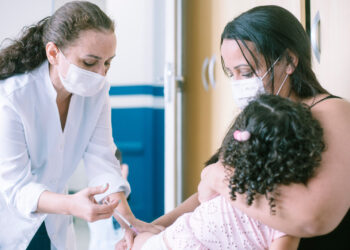 Mesmo com fortes chuvas, mais de 860 pessoas foram atendidas na força-tarefa de vacinação