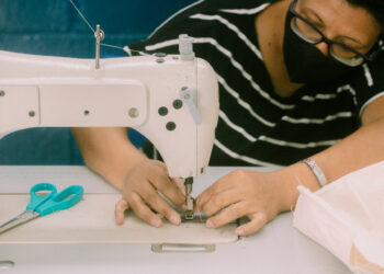 Alunas do curso Modelagem Corte e Costura recebem o certificado de conclusão do curso