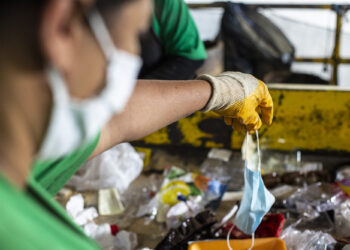 Perigo: Cooperativa registra aumento de máscaras e luvas no material reciclável