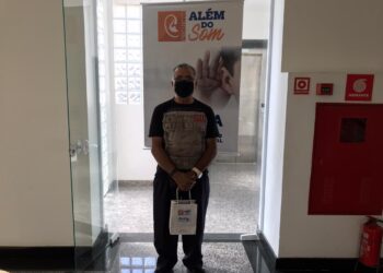 Moradores de Cotia recebem aparelhos auditivo do “Além do Som”