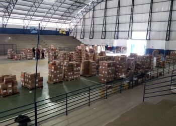 Alunos da rede municipal recebem o kit merenda e material estruturado para os 3º e 4º bimestres