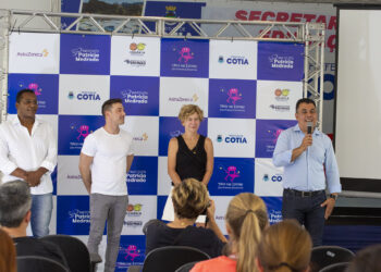 Programa ‘Tênis nas Escolas’ é lançado em Cotia e vai atender 30 unidades municipais de ensino