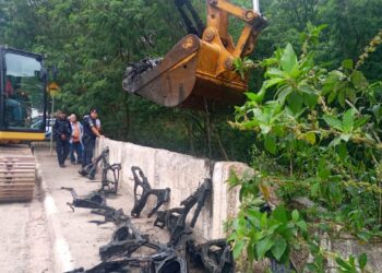 Funcionários de Obras de Cotia localizam desova de quadros de motos roubadas