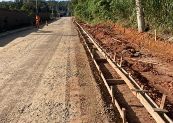 Implantação de guias sarjetas e preparo da base estão em andamento na estr. da Represinha