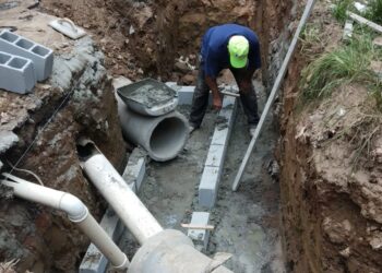 Prefeitura aumenta capacidade de vazão em galeria de drenagem no Jd. Sabiá