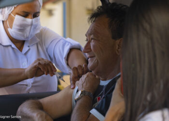 Sábado 9/05 Secretaria de Saúde realiza vacinação contra a gripe em três drive-thrus