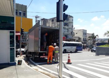 Prefeitura implanta semáforo em travessia de pedestre da Senador Feijó