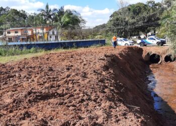 Mesmo no período de estiagem Prefeitura executa manutenção e limpeza preventivas contra enchentes