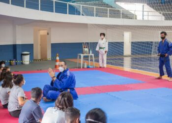 Prefeitura de Cotia entrega novos tatames para aulas de judô