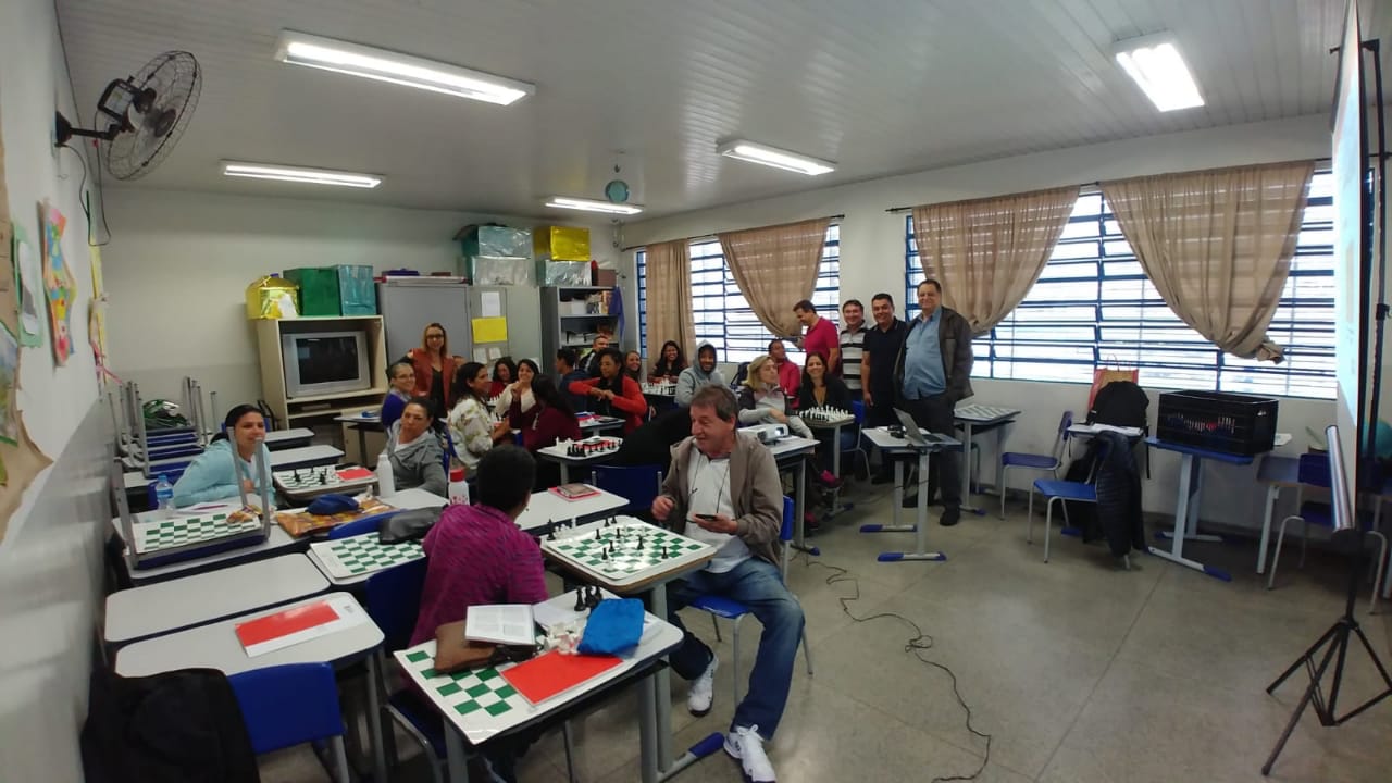 Projeto insere o xadrez na grade curricular de escolas municipais