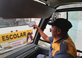 Veículos do Transporte Escolar Gratuito recebem o selo de autorização para transportar alunos
