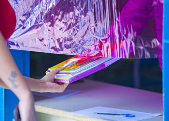 Cotia começa a distribuir material para alunos estudarem de casa durante a pandemia