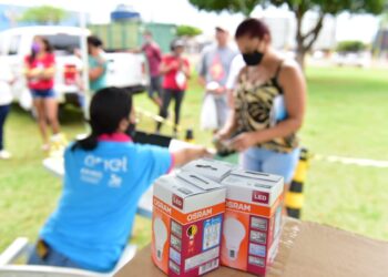 Cotia receberá projeto da Enel São Paulo para troca de lâmpadas ineficientes por LED